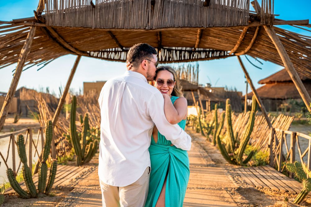 Novios abrazados en la playa con estilo editorial durante su sesión de fotografías preboda. Dirección de arte.