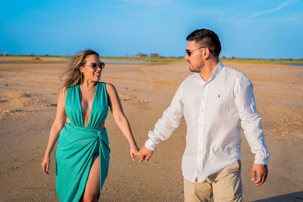 Novios abrazados en la playa con estilo editorial durante su sesión de fotografías preboda. Dirección de arte.