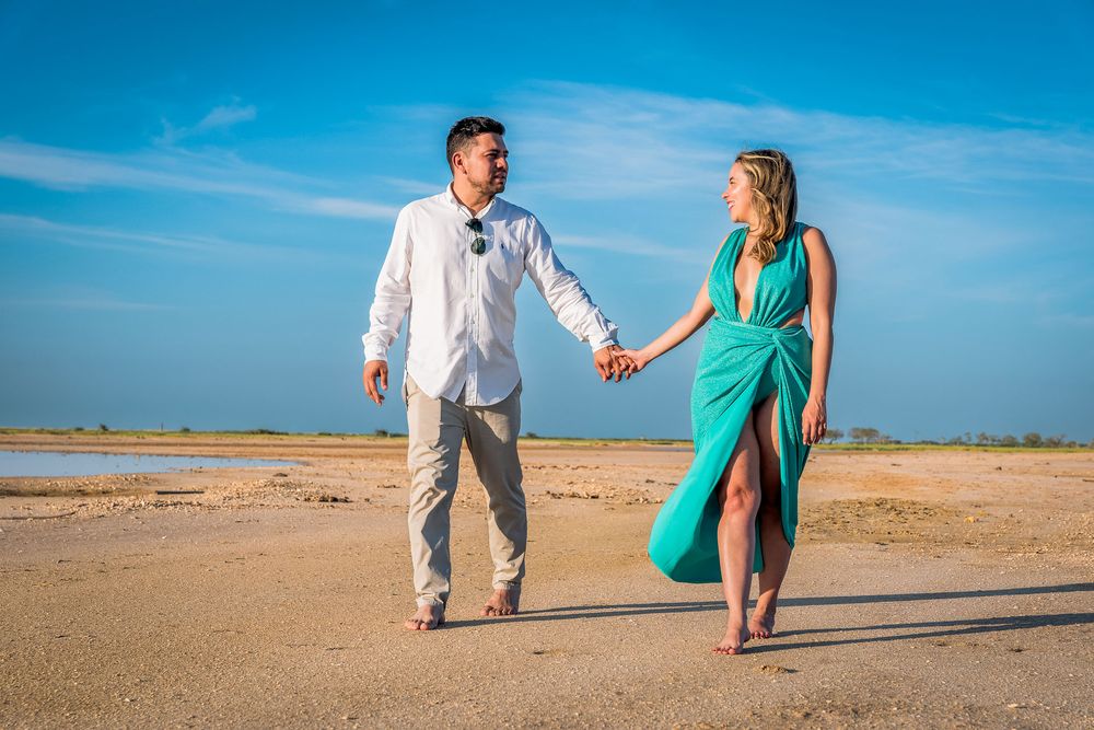 Novios abrazados en la playa con estilo editorial durante su sesión de fotografías preboda. Dirección de arte.