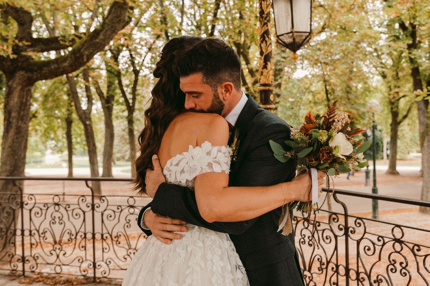 les mariés se découvrent avant leur mariage