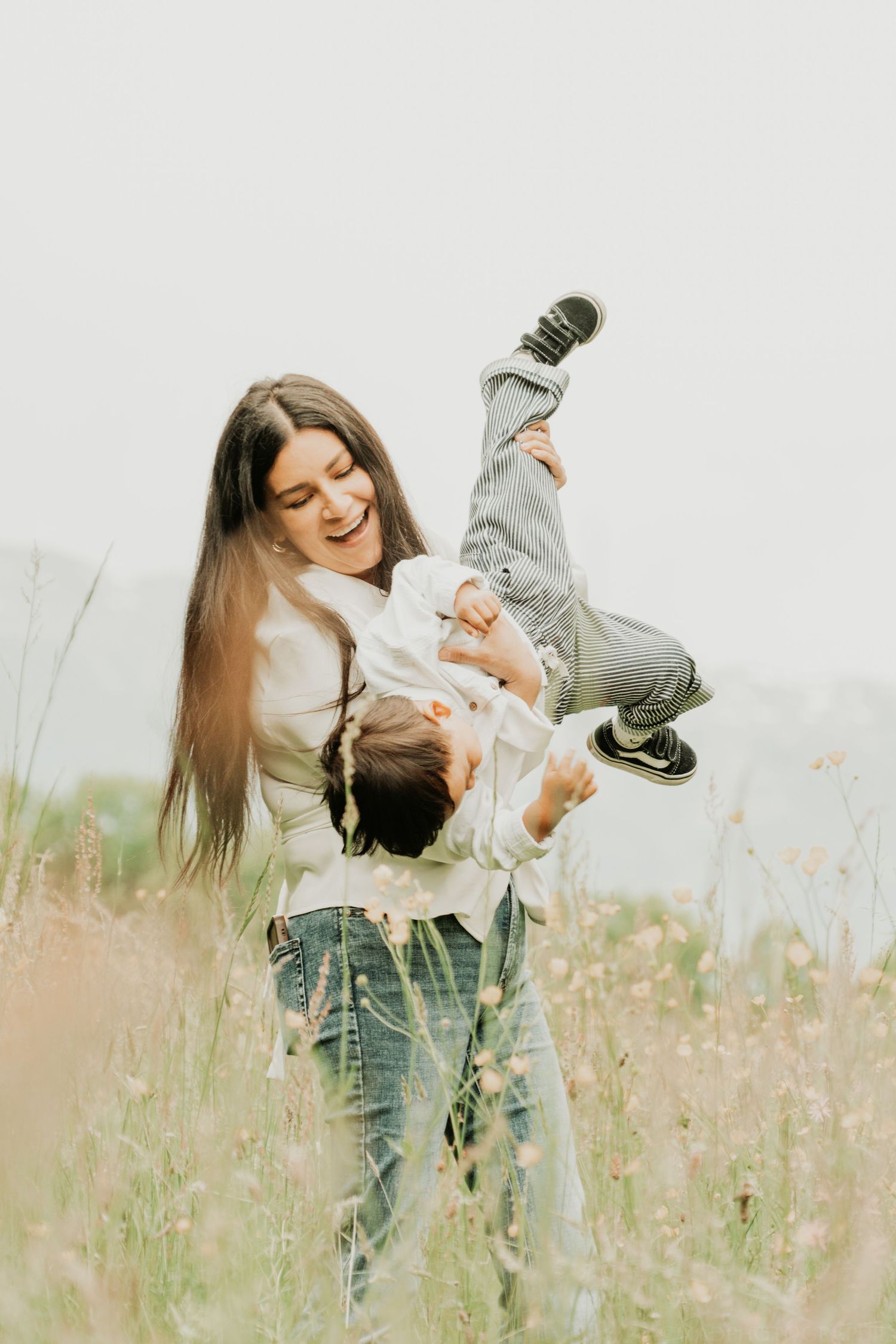 Portrait d'une maman et son fils dans une prairie fleurie à Genève, pour la fête des mères,.