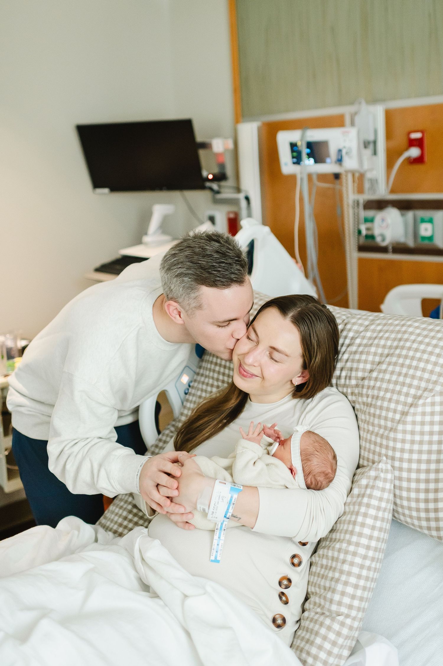 Fresh 48 photographer in Denver Colorado. Hospital photos after baby is born. Fresh 48 photo session at the hospital or birth center photos