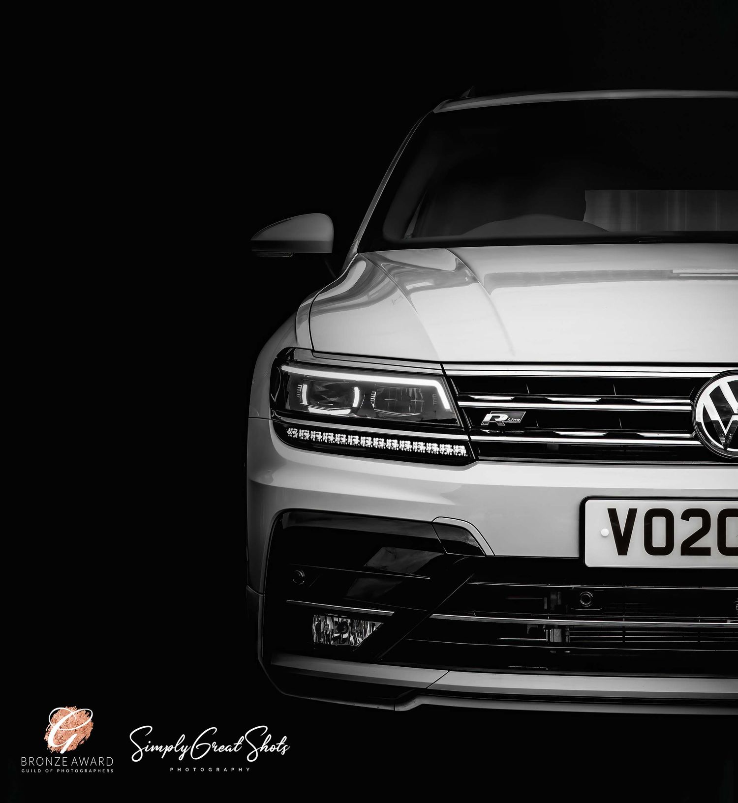 Automotive image of a Black and White VW Tiguan