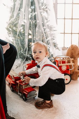 Affordable Knoxville Christmas Mini Session Photography at The Holmstead Studio with Nina Thomas Photography.
