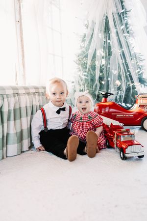 Affordable Knoxville Christmas Mini Session Photography at The Holmstead Studio with Nina Thomas Photography.