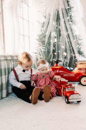 Affordable Knoxville Christmas Mini Session Photography at The Holmstead Studio with Nina Thomas Photography.