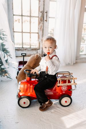 Affordable Knoxville Christmas Mini Session Photography at The Holmstead Studio with Nina Thomas Photography.