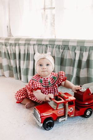 Affordable Knoxville Christmas Mini Session Photography at The Holmstead Studio with Nina Thomas Photography.