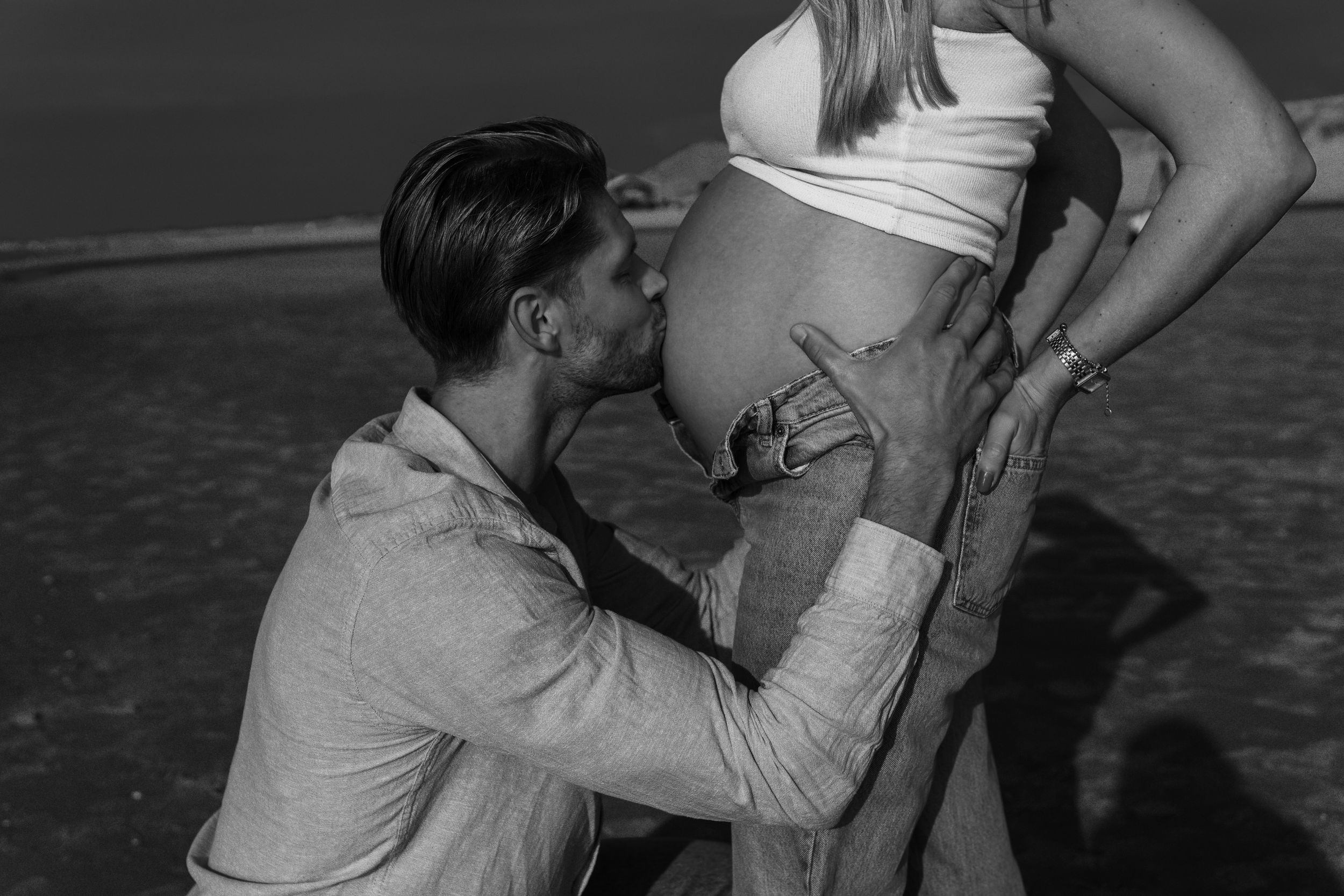 Portret & Lifestyle fotografie outdoor Alkmaar Noord-Holland by LoDé zwangerschapsshoot op het strand