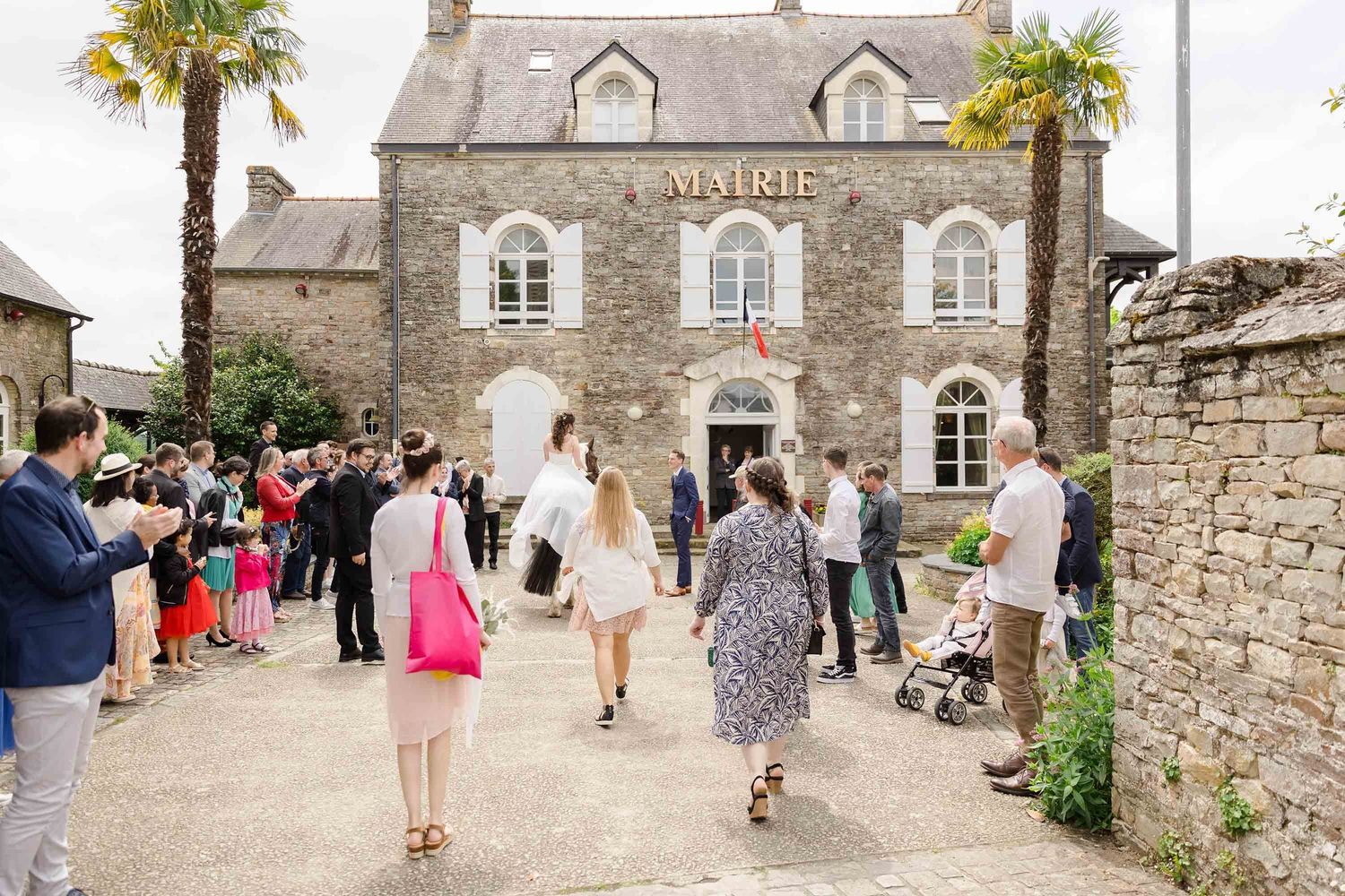 La mariée sur son cheval devant la mairie avec ses invités