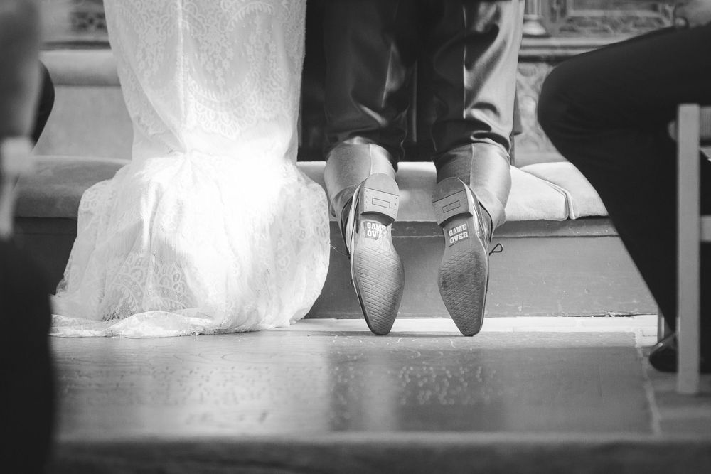 Brudens kjole og festsko på trappetrin i sort/hvid – bryllupsfoto af Martin & Louise