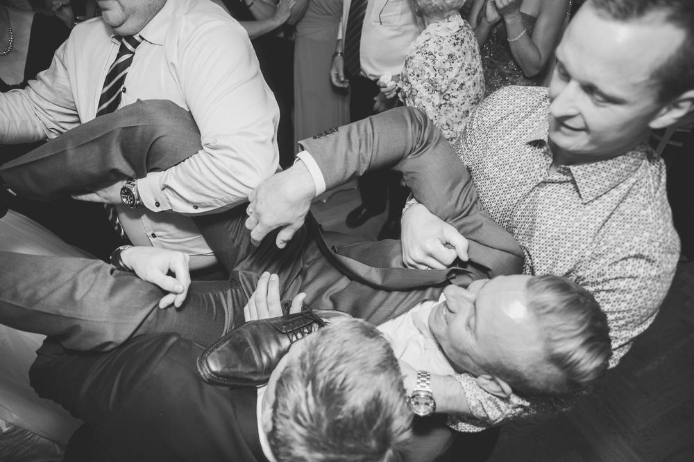 Glade gæster ved bryllupsfesten i sort/hvid – bryllupsfoto af Martin & Louise