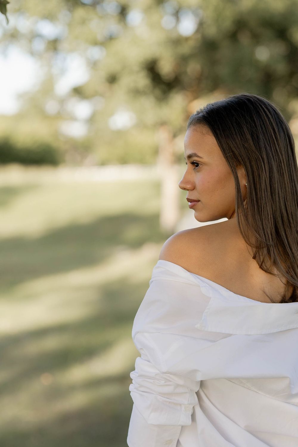 Fotografía de retrato femenino en Cap Cana, República Dominicana, capturada con luz suave y composición minimalista.
