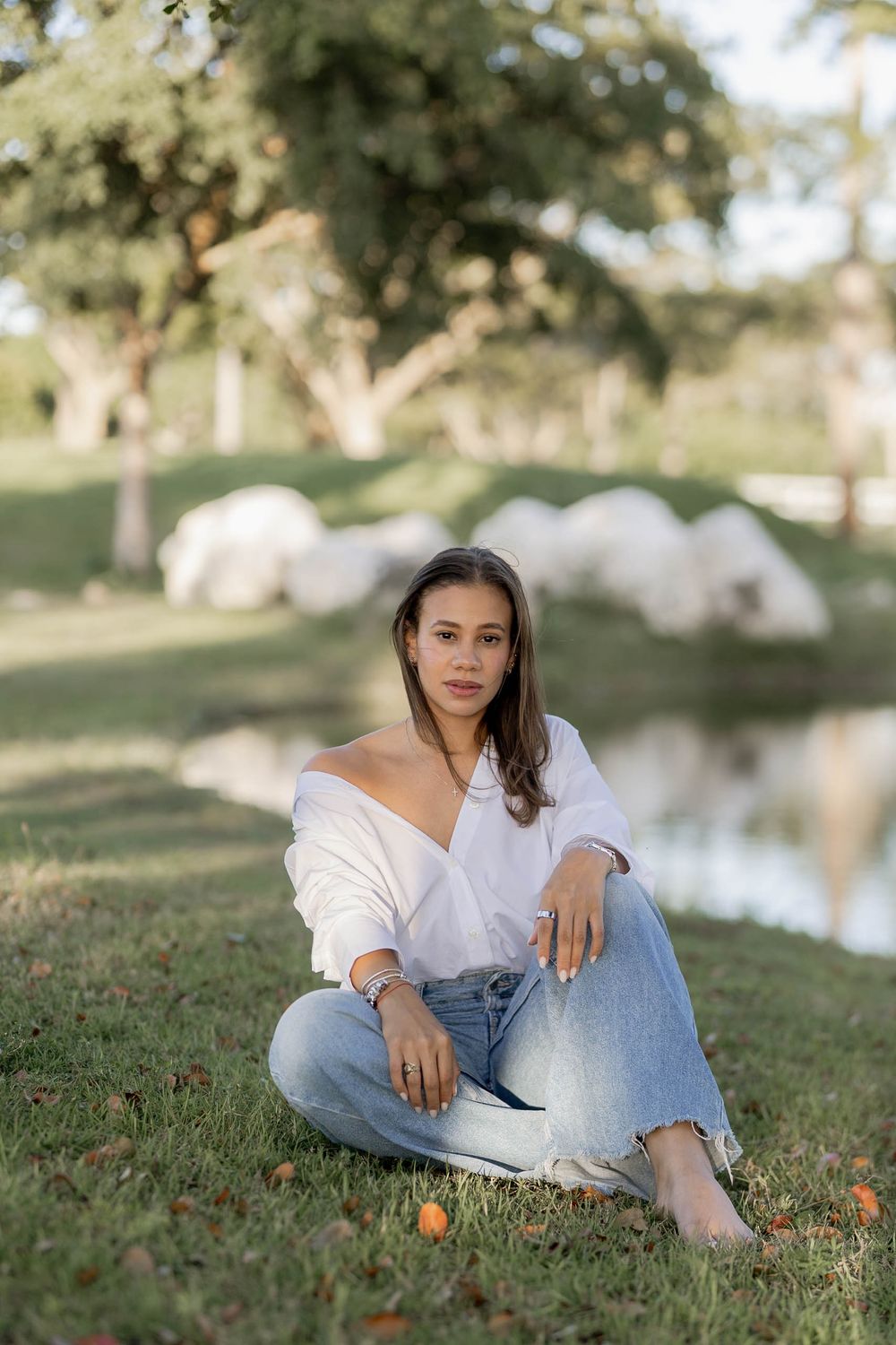 Retrato femenino en Cap Cana, Punta Cana, realizado con luz natural en un entorno elegante y tropical. Fotografía profesional ideal para des