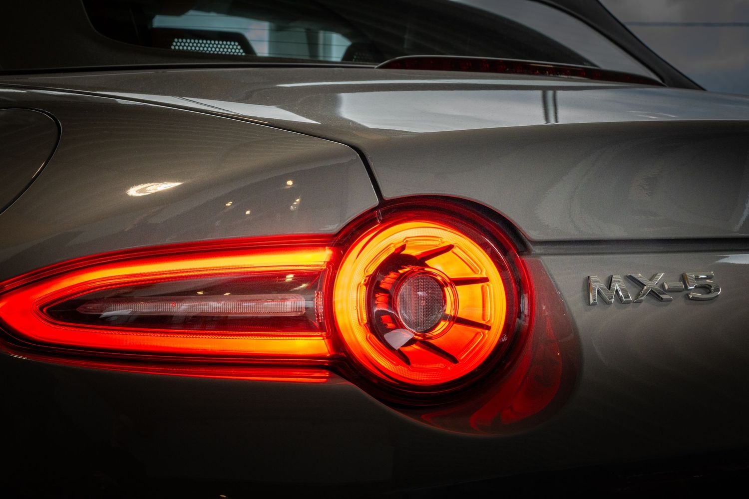 Zoom artistique sur le phare arrière d'une voiture de sport par un photographe corporate