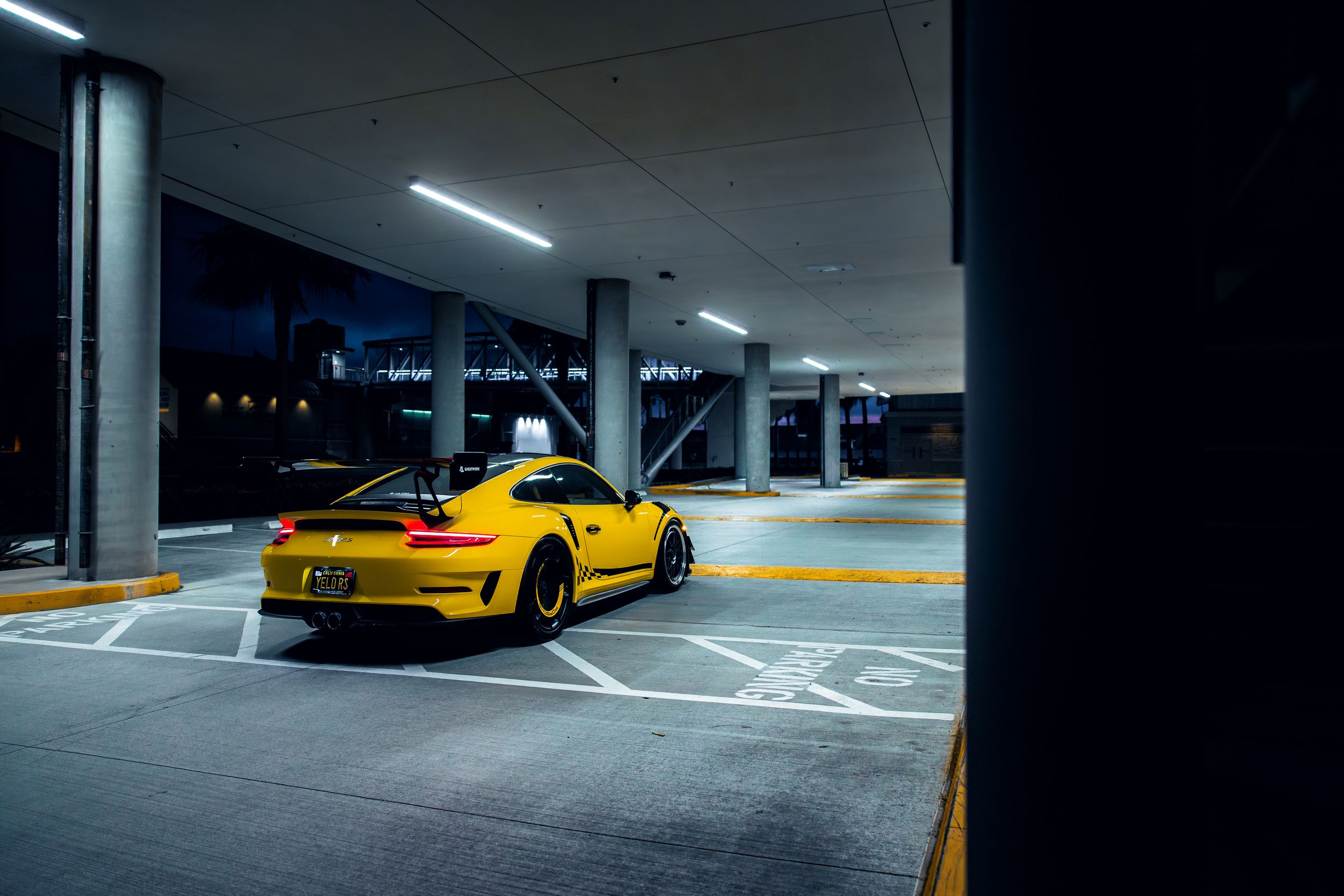 Racing yellow Porsche 991.2 GT3RS at night