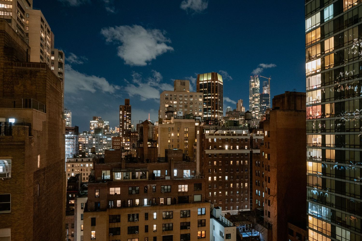 Panorama notturno dei grattacieli e della skyline di Manhattan a New York