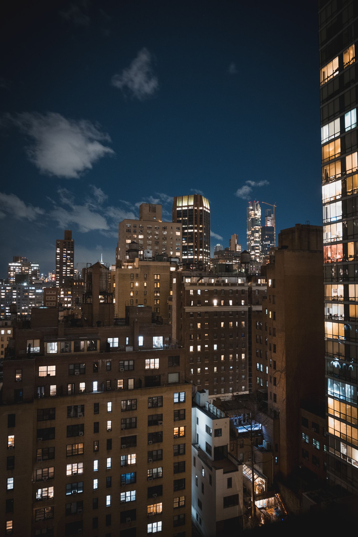 Panorama notturno dei grattacieli e della skyline di Manhattan a New York