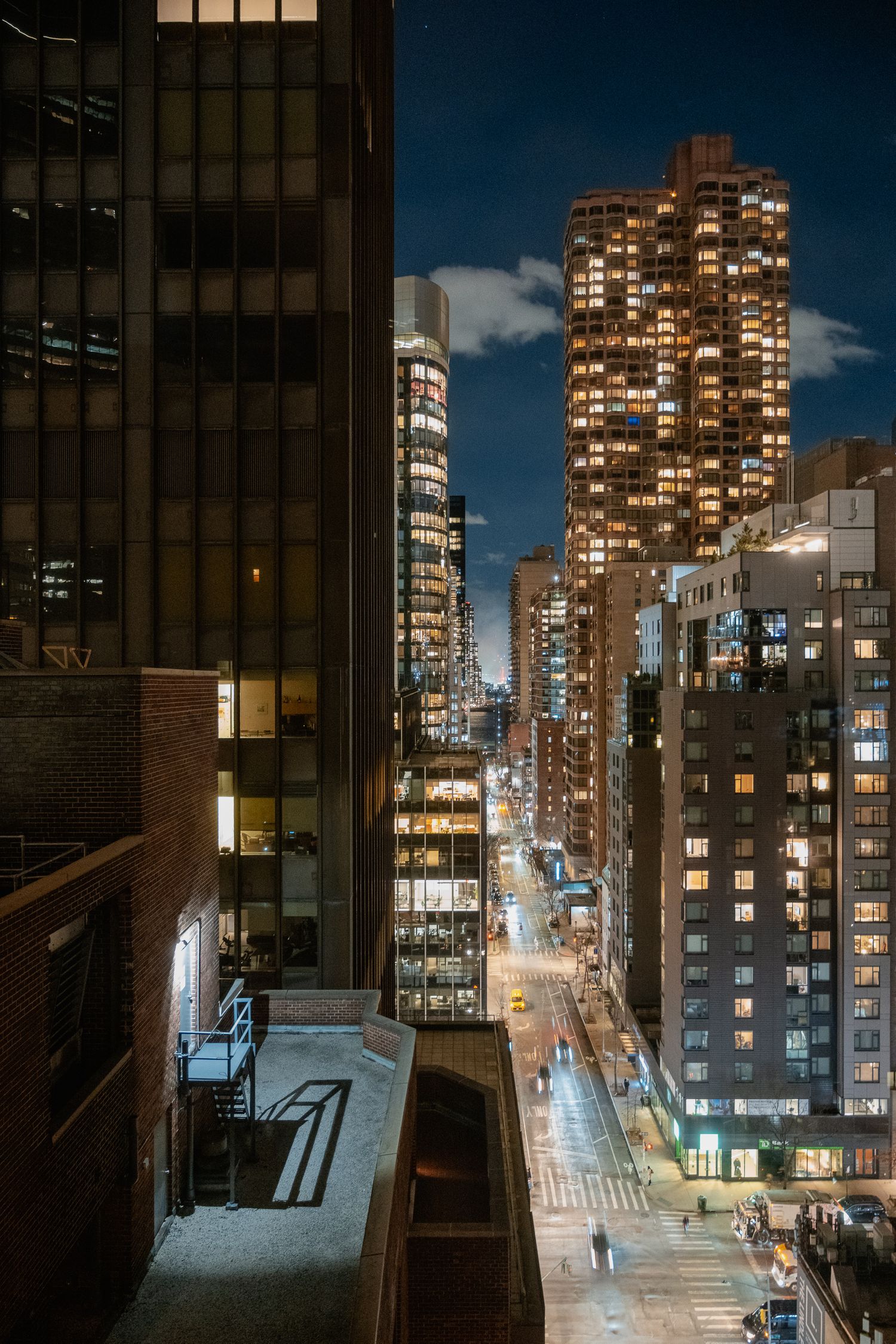 Panorama notturno dei grattacieli e della skyline di Manhattan a New York
