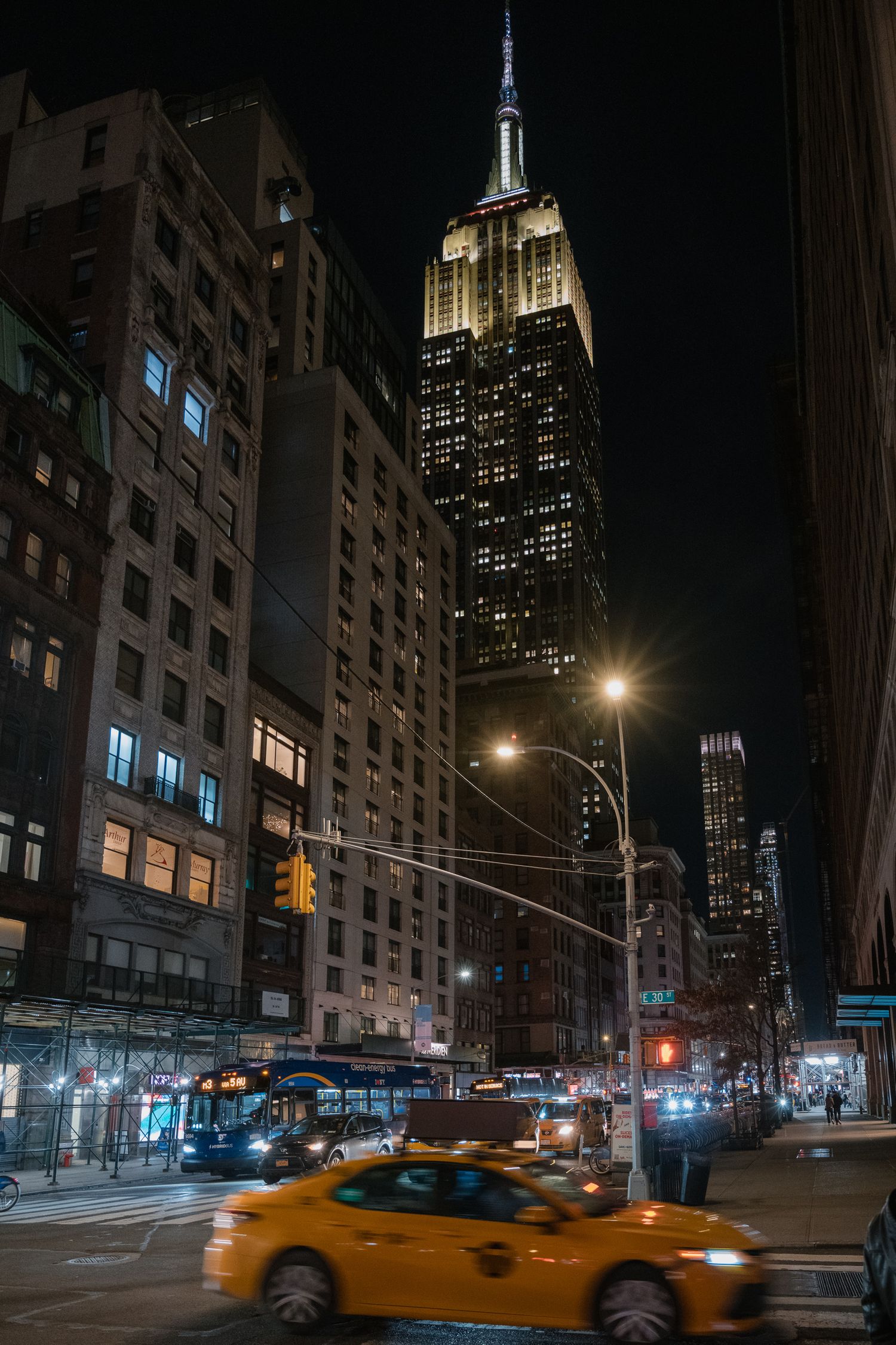 Chrysler Building al crepuscolo con traffico cittadino in primo piano
