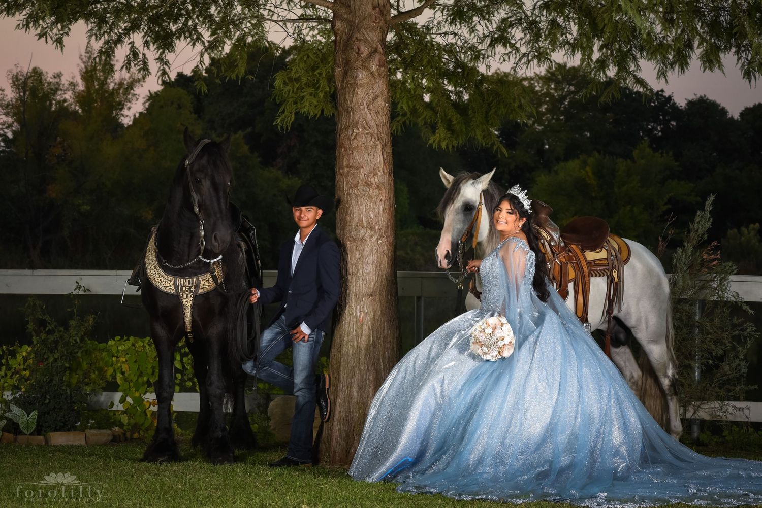 Ropa para quinceañero charro en DFW con traje mexicano, sesión de fotos profesional y tradición cultural para celebrar sus quince años XV