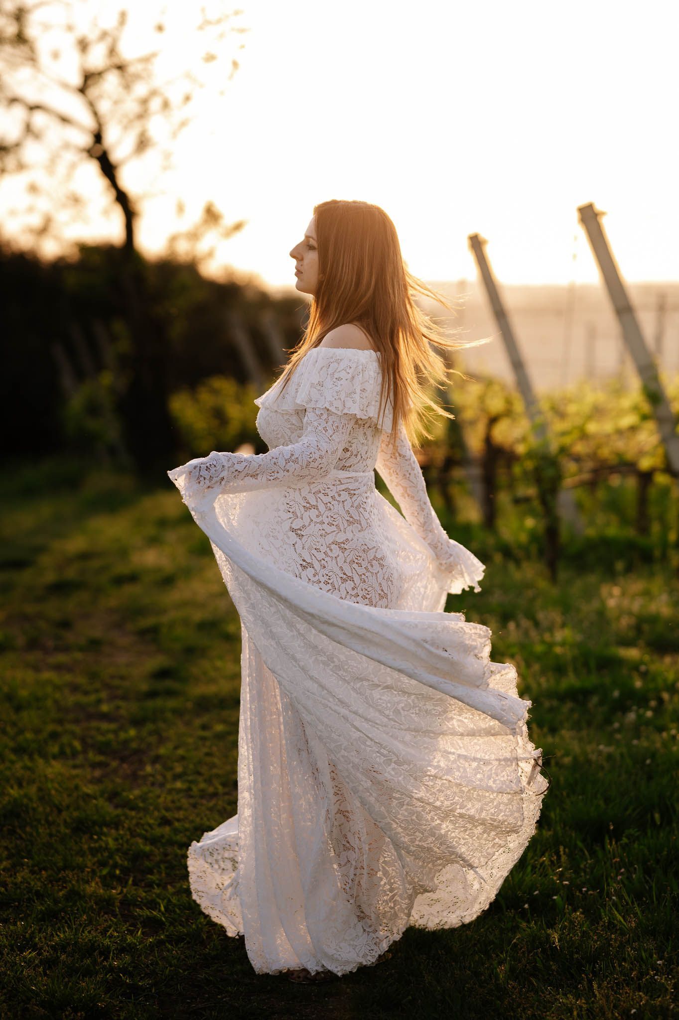 futura mamma con abito bianco durante shooting maternity