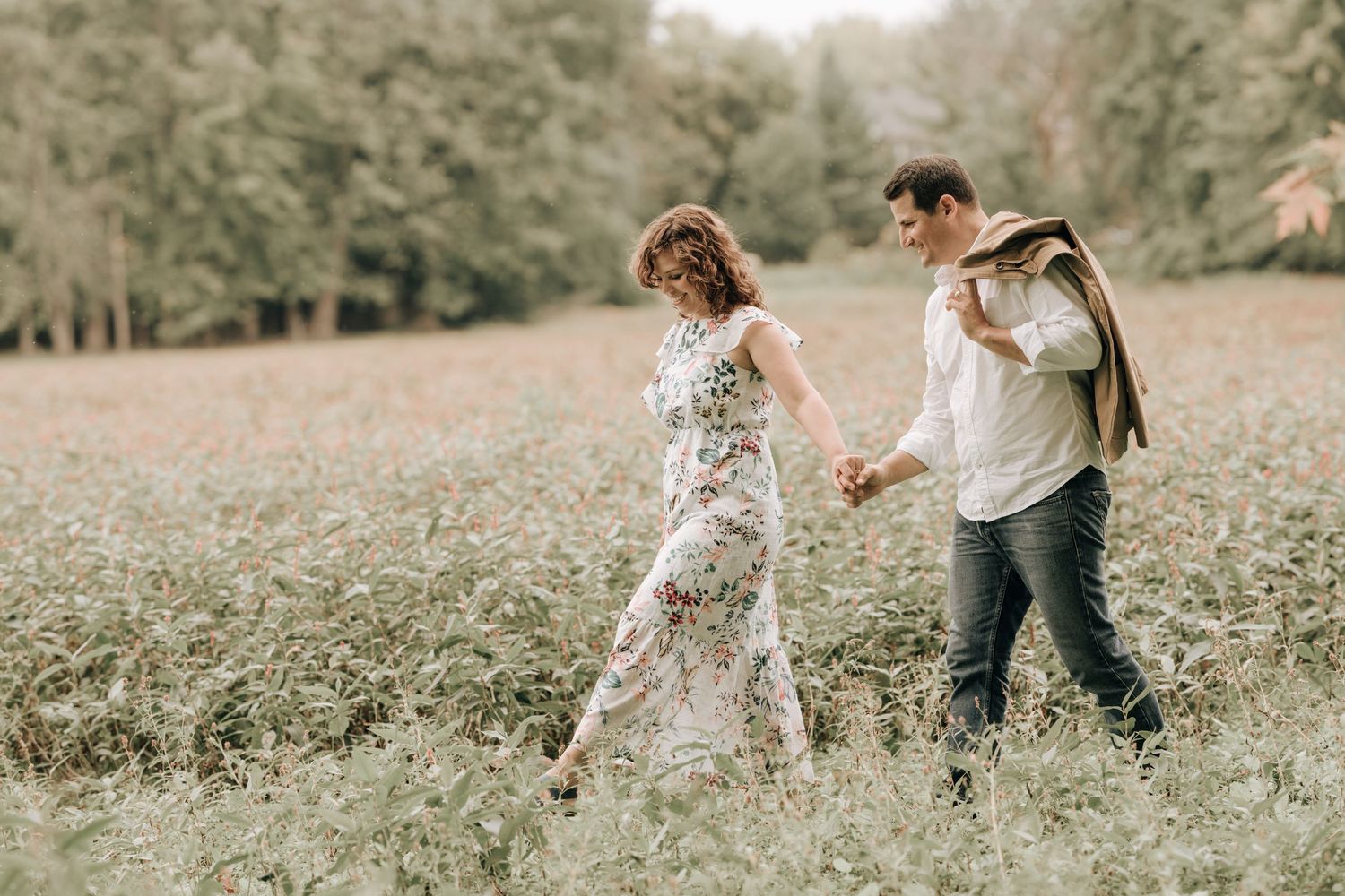 Couple en fiançailles dans les Laurentides photographié avec élégance. Fiançailles naturelles et authentiques dans les Laurentides