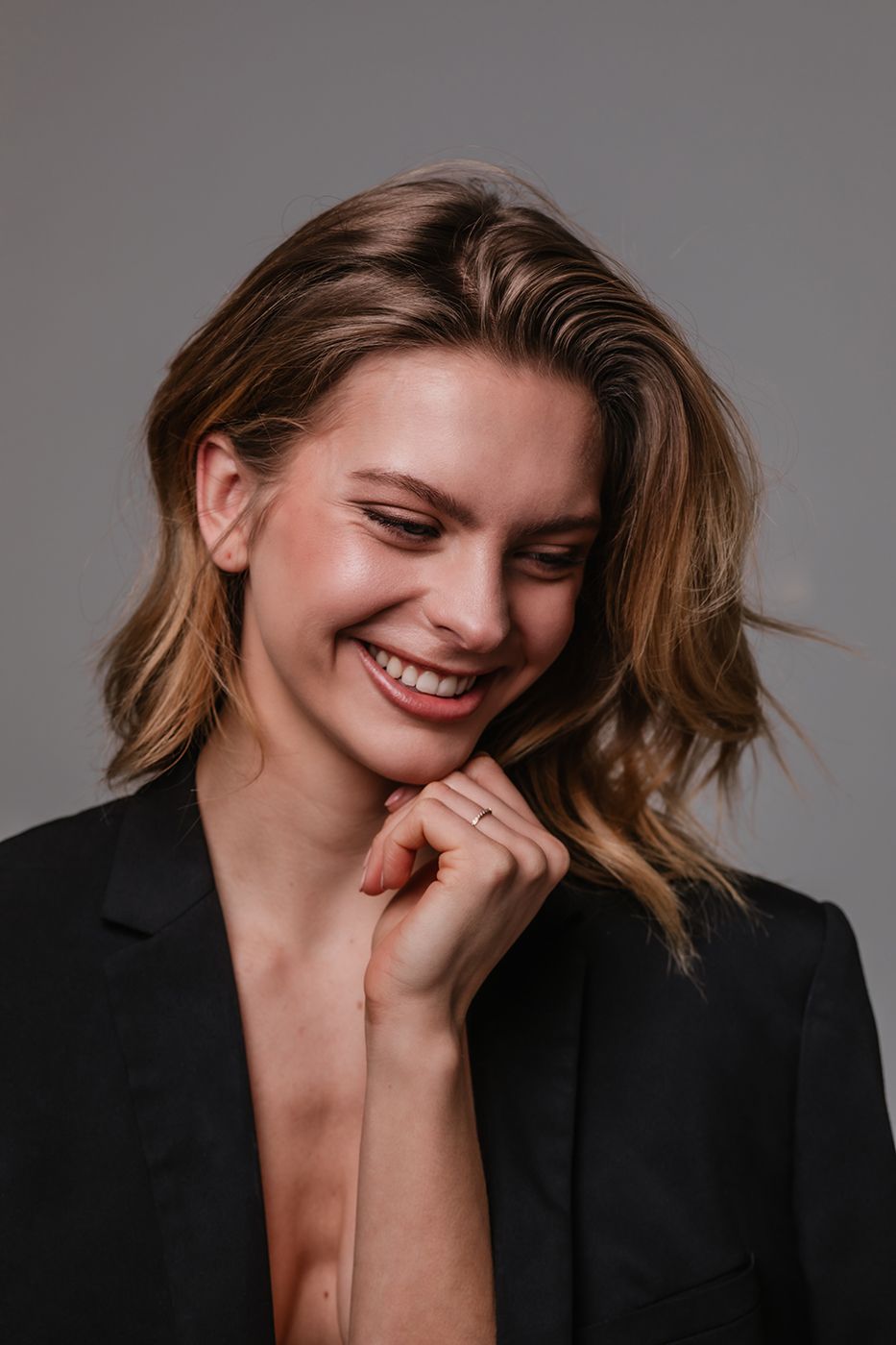 Spontane portret foto van een lachende vrouw in de fotostudio.