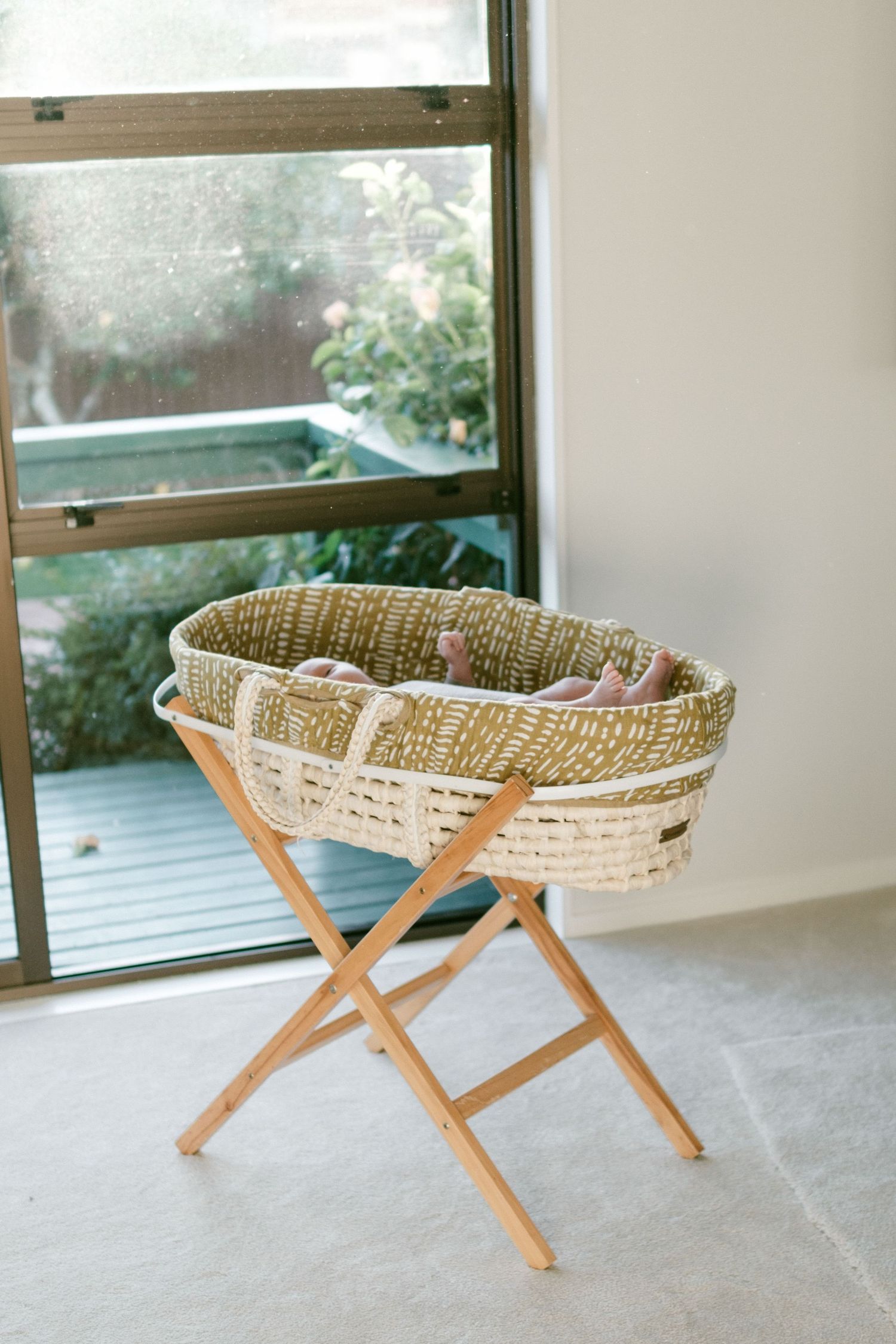 Coromandel peninsula family photography, a relaxed storytelling family in home newborn session