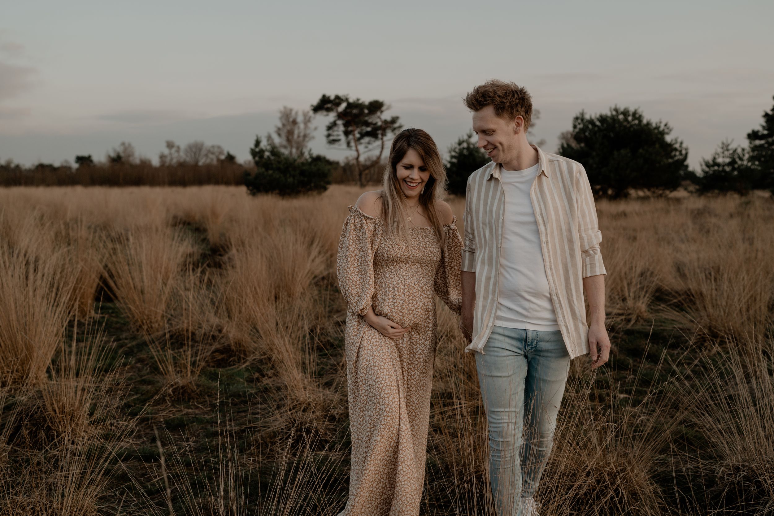 Zwangerschapsfotografie in Geldrop en omgeving Eindhoven – zwanger tijdens het gouden uur.