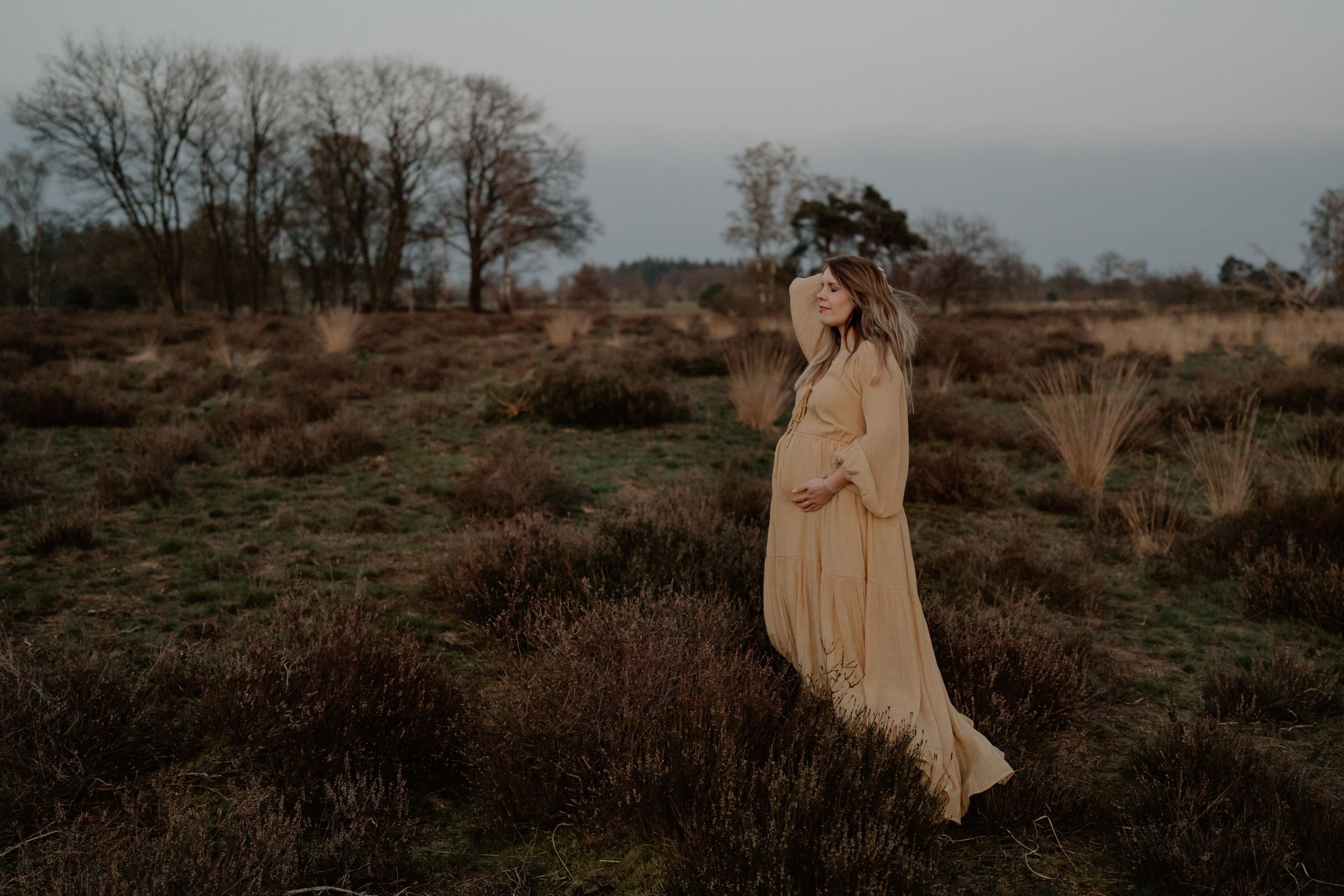 Zwangerschapsfotografie in Geldrop en omgeving Eindhoven – zwanger tijdens het gouden uur.