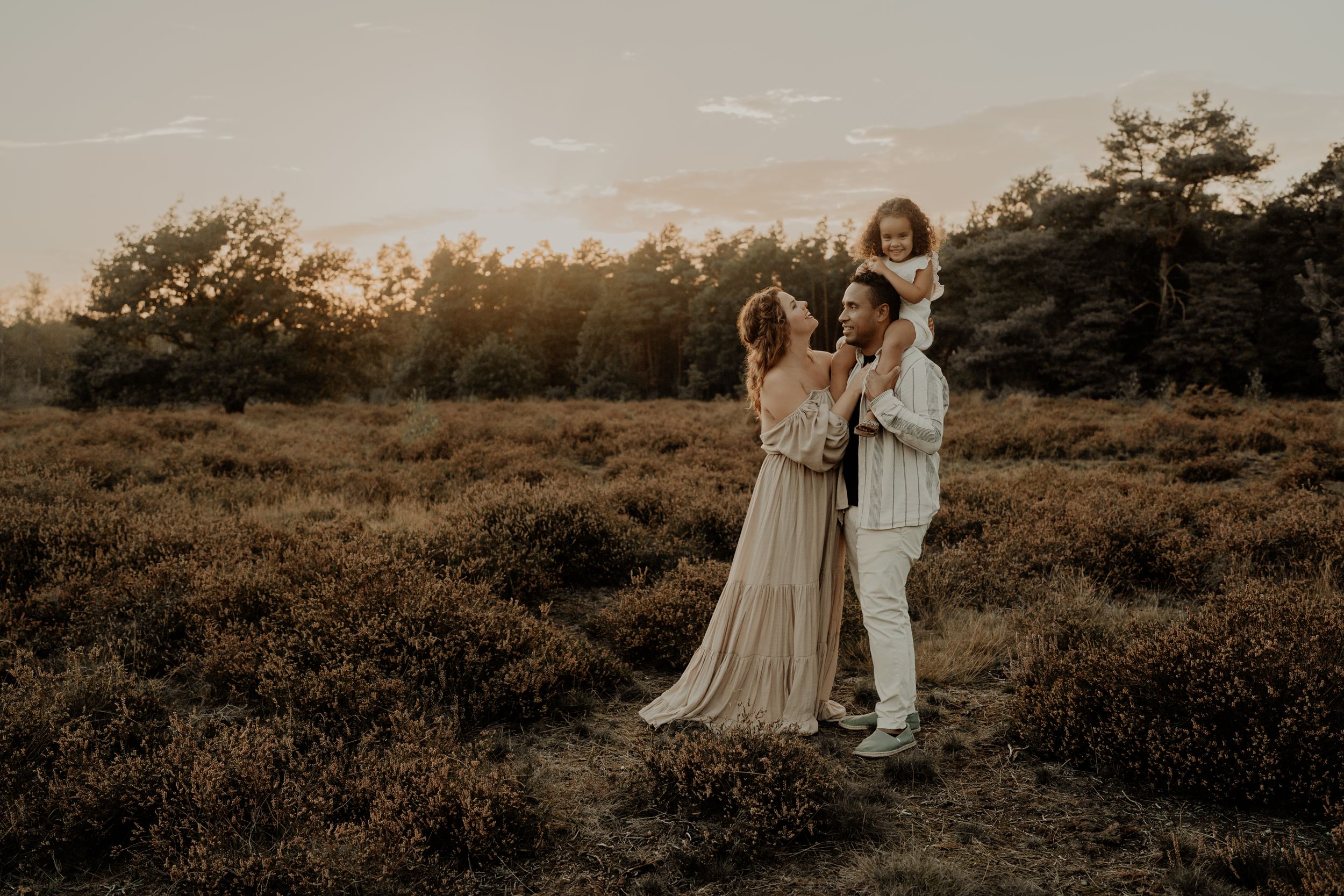 Gezinsfotografie in Geldrop en omgeving Eindhoven – gezin tijdens het gouden uur.