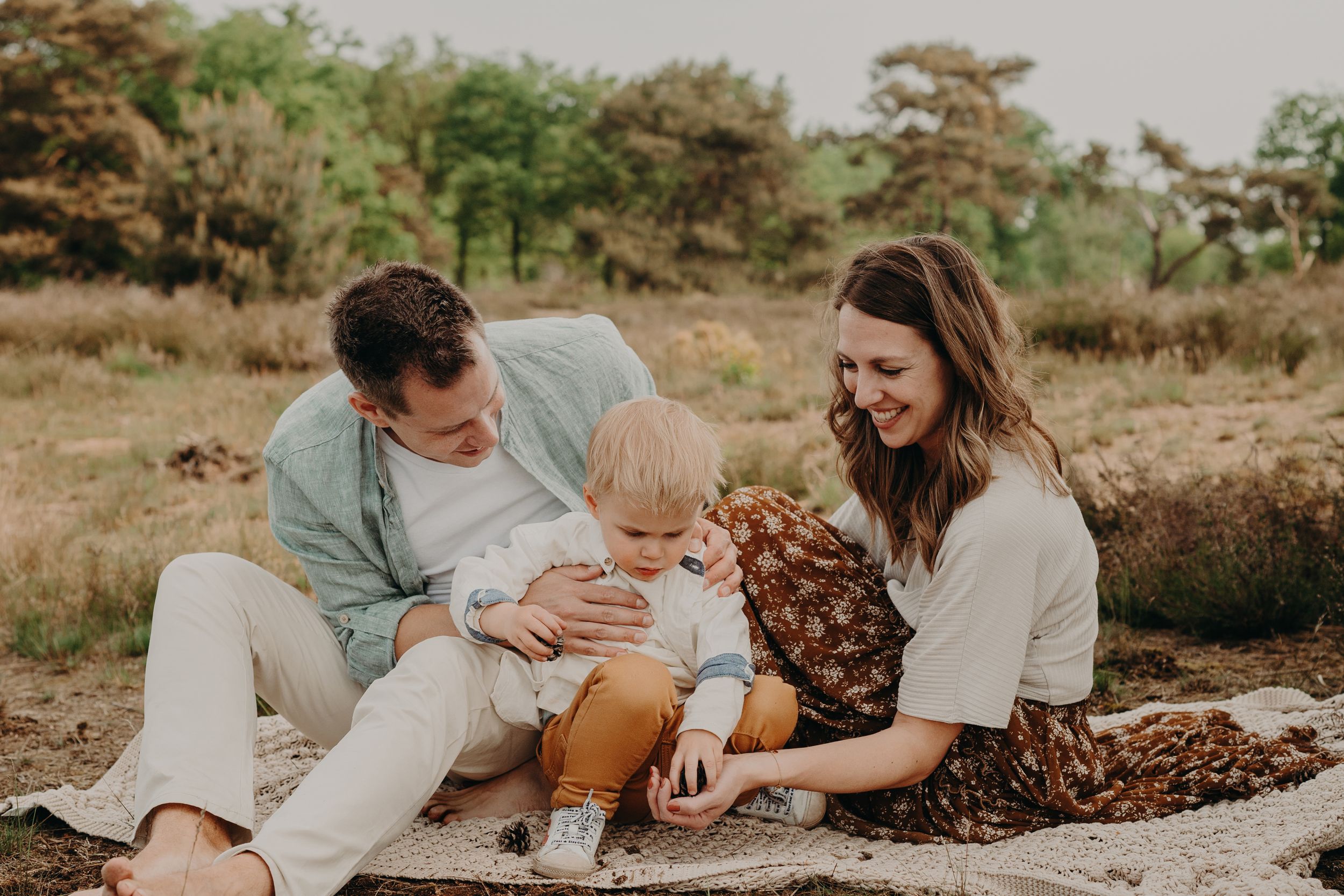 Gezinsfotografie in Geldrop en omgeving Eindhoven – spelen met een fotograaf die met kinderen om kan gaan.