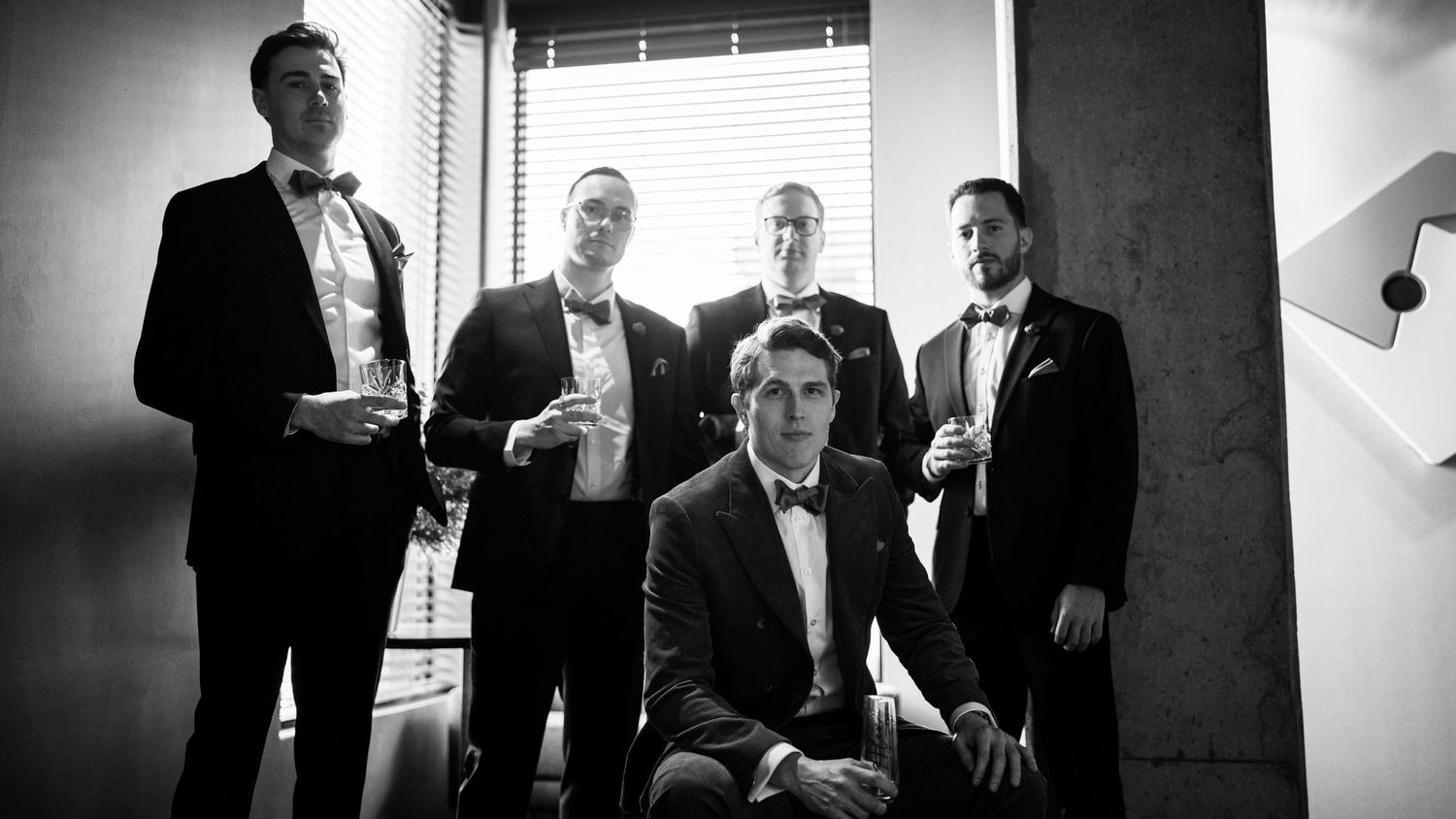Photographe Canadien capturant l’essence de l’amour à Griffintown, dans un style éditorial. Meilleur photographe de mariage.