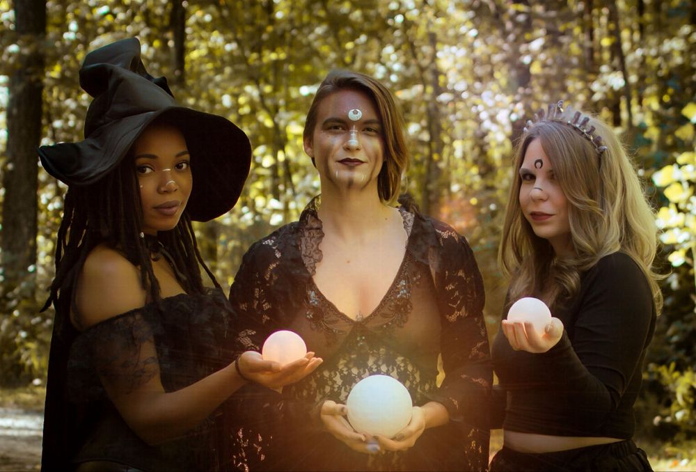 witchy photoshoot
Halloween session
witch portraits
fun Halloween photoshoot