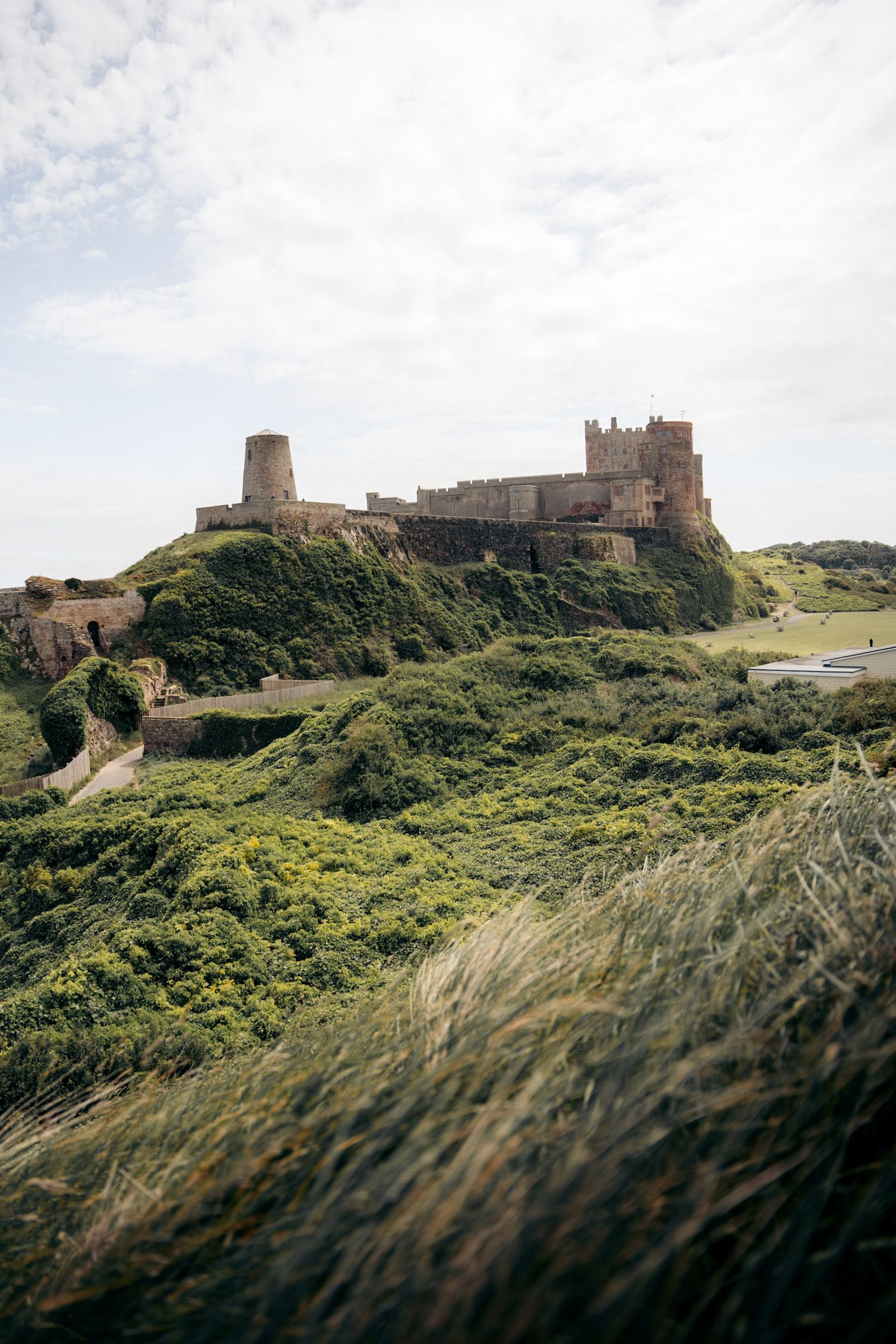 Vue du château de Bamburgh perché sur sa falaise