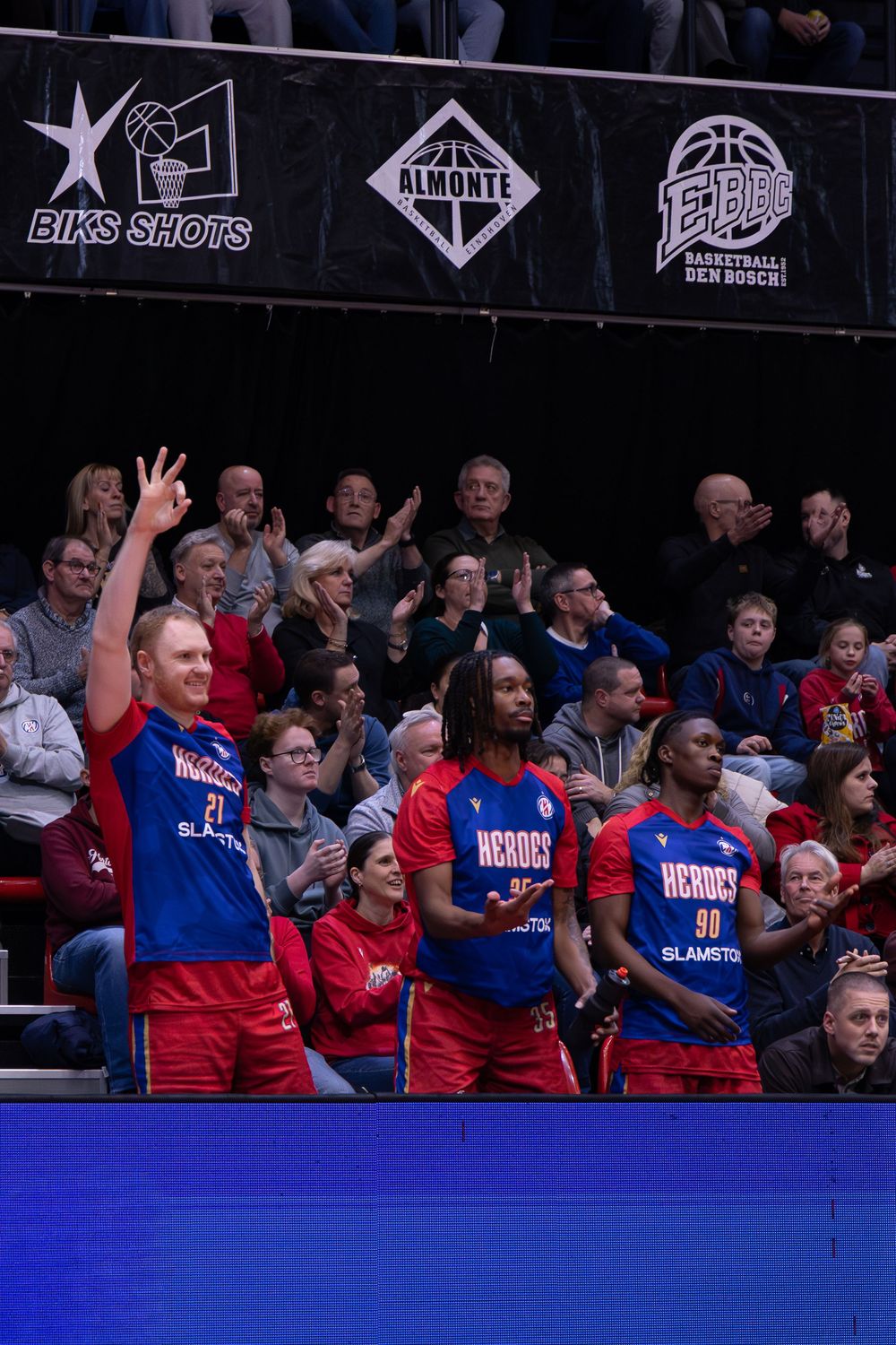 Team juicht tijdens basketbalwedstrijd Heroes Den Bosch