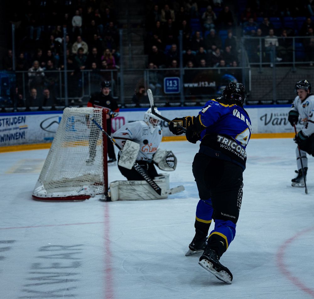 Keeper maakt save tijdens ijshockeywedstrijd