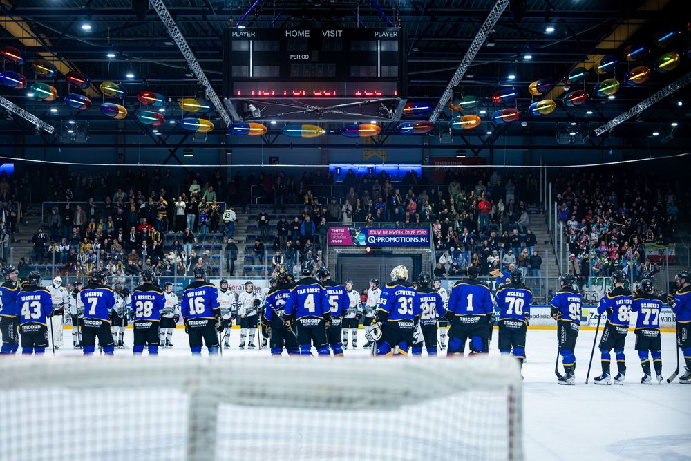 Spelers bedanken publiek na ijshockeywedstrijd Tilburg Trappers