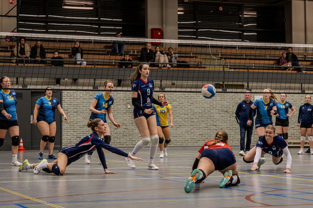 Duikactie bij De Burgst Breda volleybalteam met meerdere spelers tegelijk