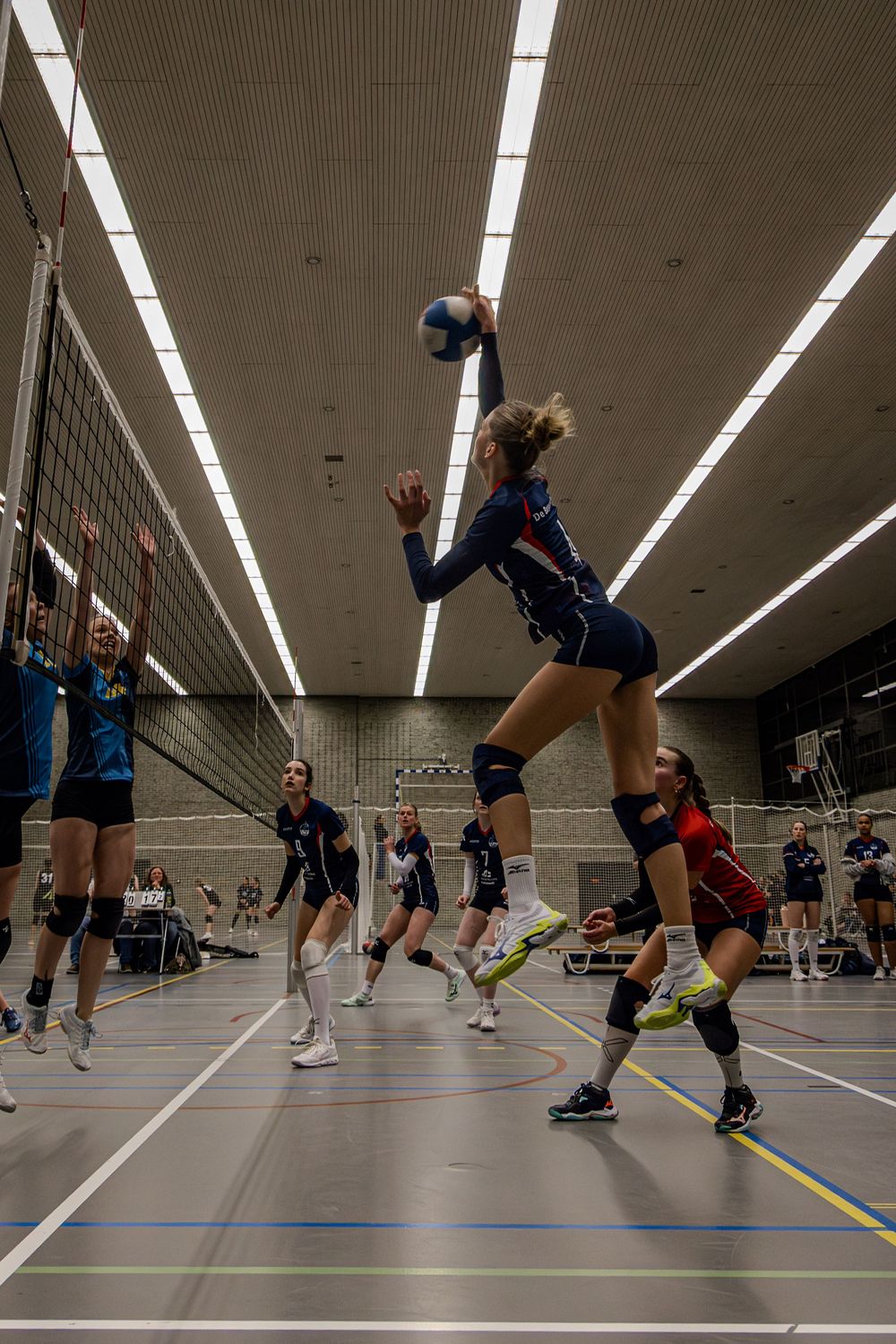 Speler smash tijdens volleybalwedstrijd in Breda