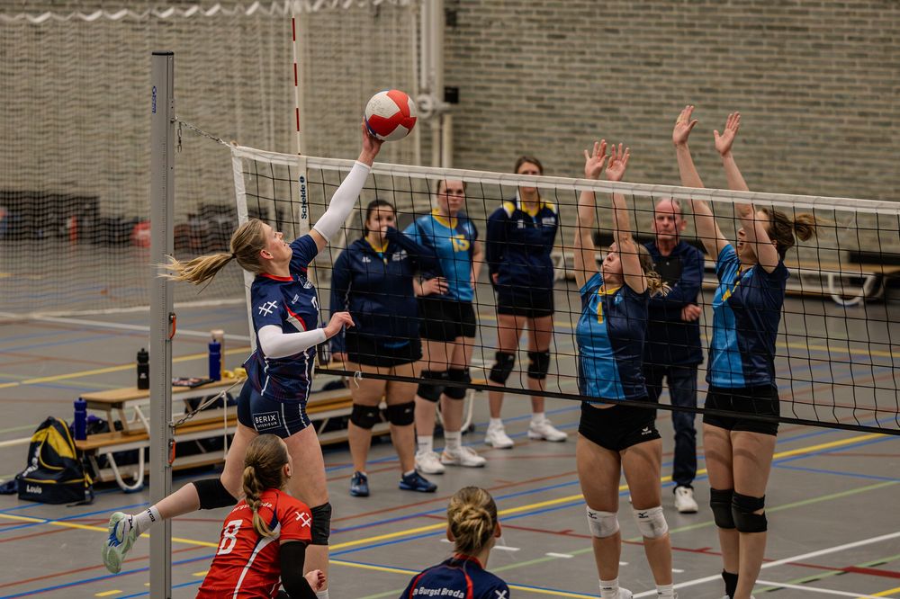 Speler smash tijdens volleybalwedstrijd in Breda