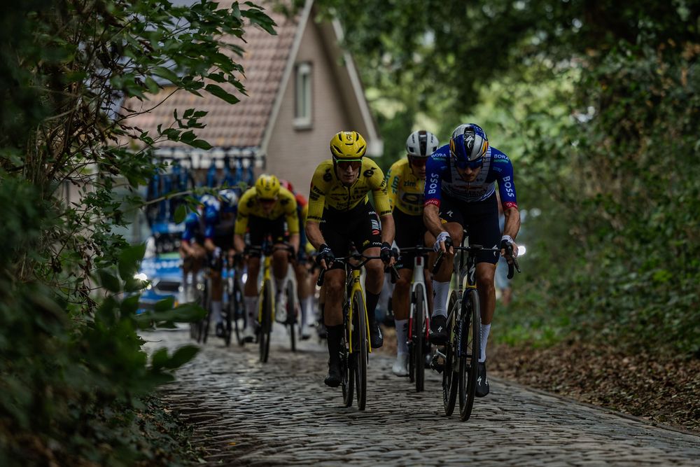 ZLM Tour Kasseienstrook Woensdrecht wielrenners