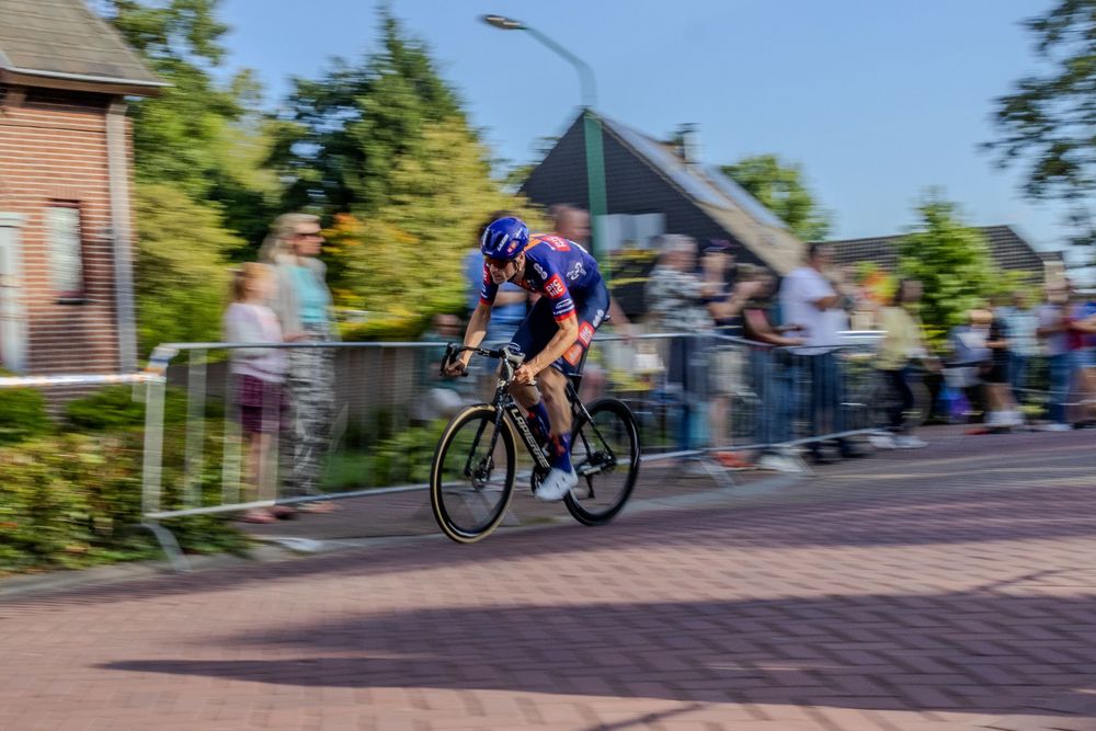 Wielrenner in volle snelheid tijdens criterium Chaam
