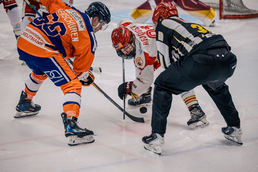 Face-off bij een ijshockeywedstrijd van de Eindhoven Kemphanen