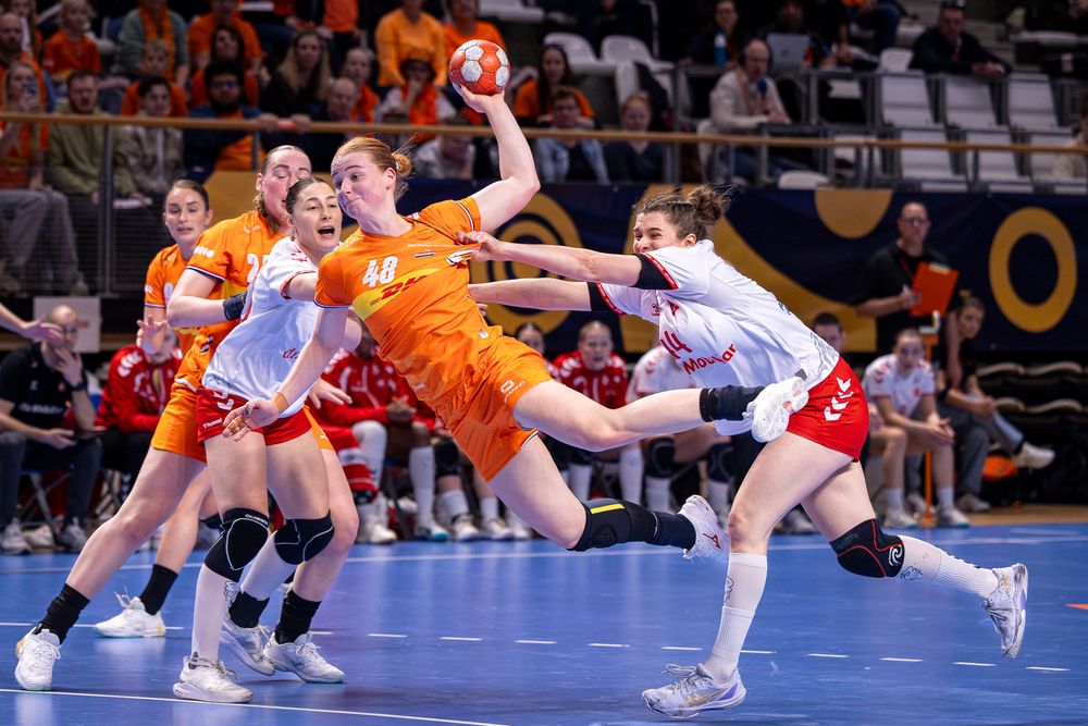 Speelster schiet op doel tijdens handbalwedstrijd