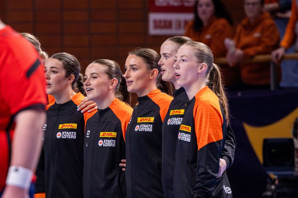TeamNL handbaldames zingen het volkslied mee voor aanvang wedstrijd