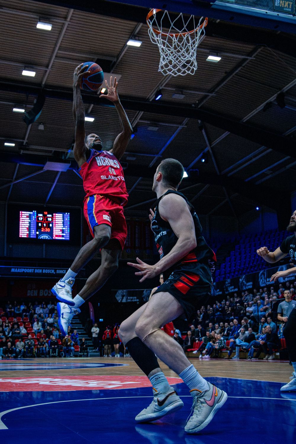 Speler maakt dunk tijdens wedstrijd van Heroes Den Bosch