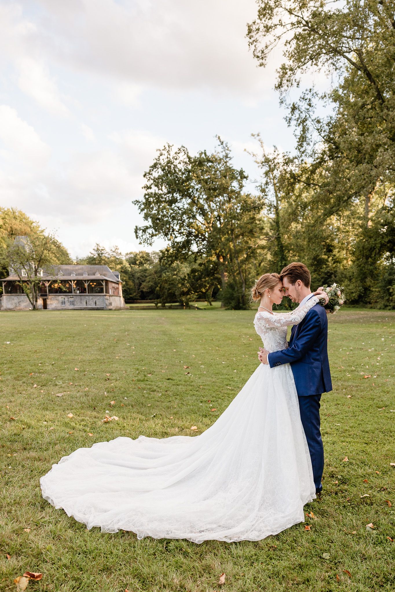 Trouver son photographe de mariage a Lille pour un reportage chic et elegant et des photos de couple a la golden hour.