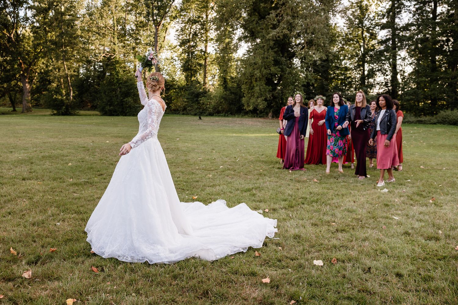 Lancer du bouquet de la mariee dans les jardins du chateau du Biez pres de Lille, moment capture par une photographe professionnelle